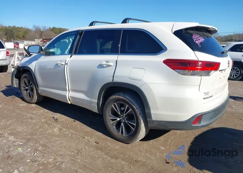 2018 Toyota Highlander Le z USA, uszkodzony, nr VIN 5TDZARFH3JS038312